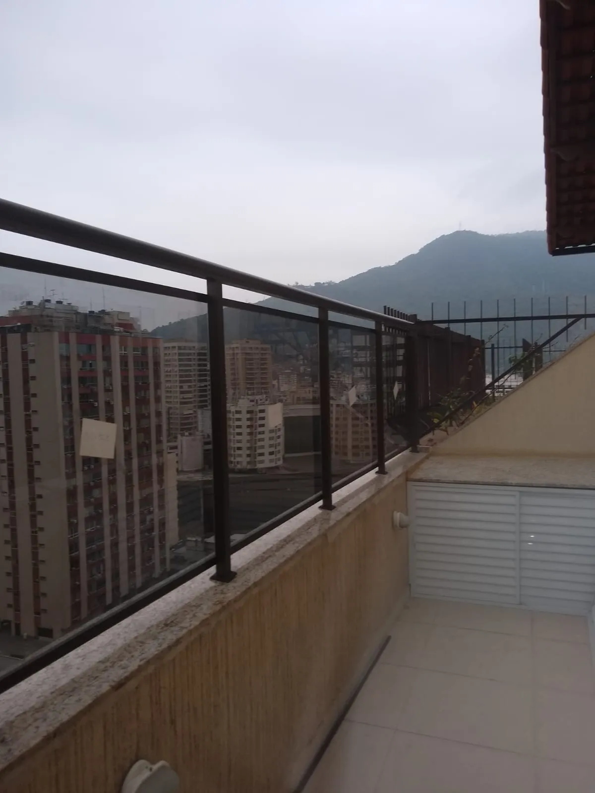 Instalação de guarda-corpo em área externa