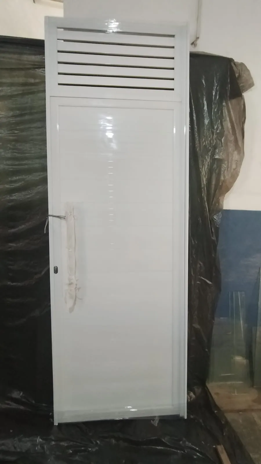Instalação de porta pivotante de alumínio