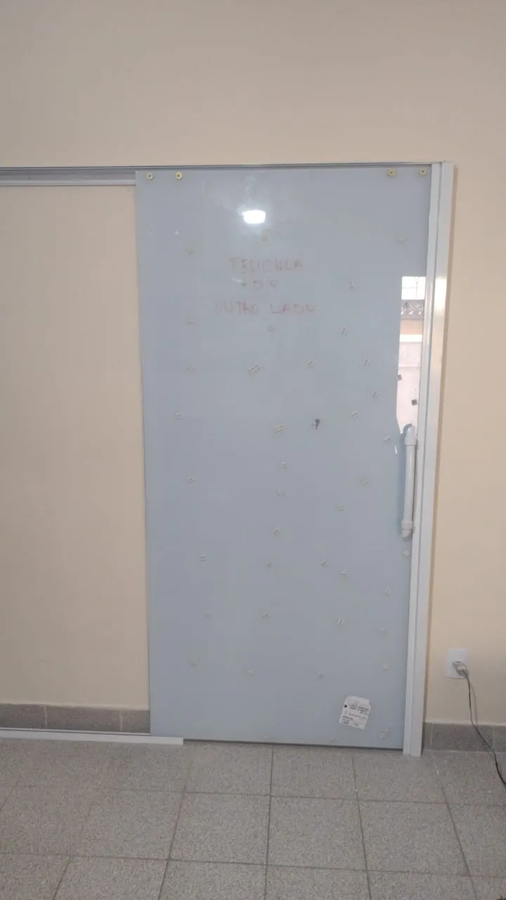 Instalação de porta de vidro temperado