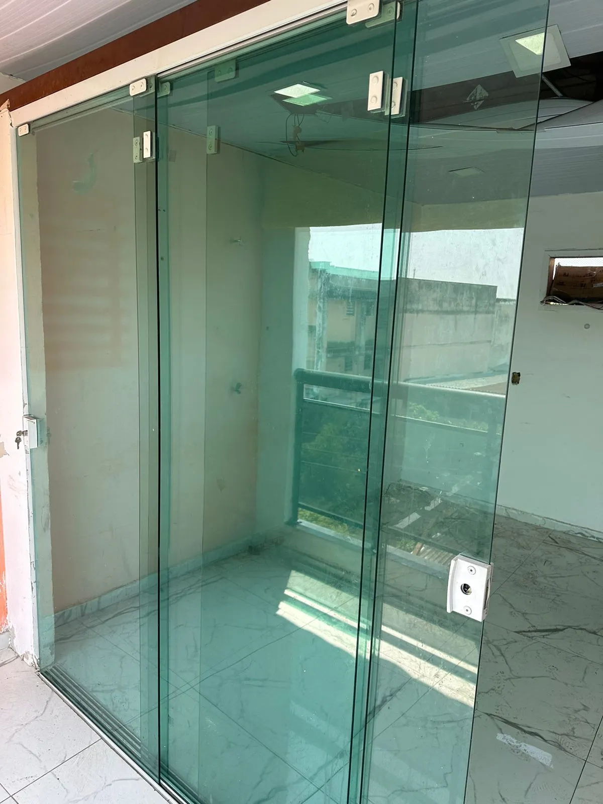 Manutenção de porta de vidro de correr